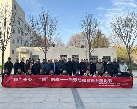 建筑前的廣場上有許多人 描述已自動生成