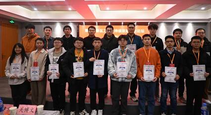 一群人站在一起合影 描述已自動生成