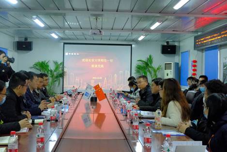 許多人在商店里 描述已自動生成 許多人在商店里 描述已自動生成