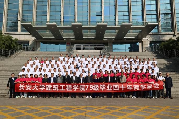 圖書(shū)館前合影