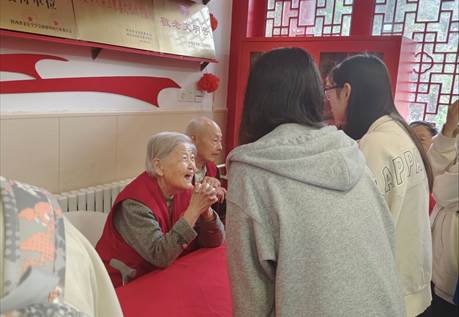 一群人在床上 中度可信度描述已自動生成 一群人在床上 中度可信度描述已自動生成