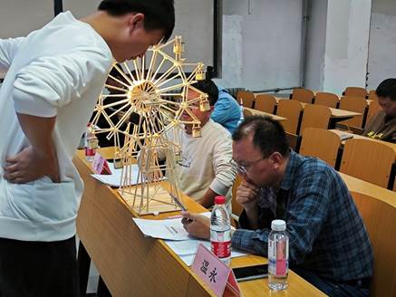 圖片包含 桌子, 人, 室內, 男人 描述已自動生成 圖片包含 桌子, 人, 室內, 男人 描述已自動生成